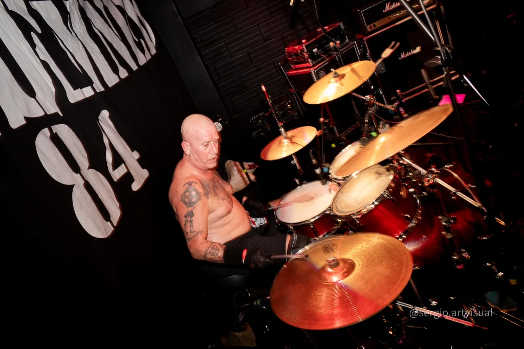 Condemned 84 y la cruz celta en el hombro.