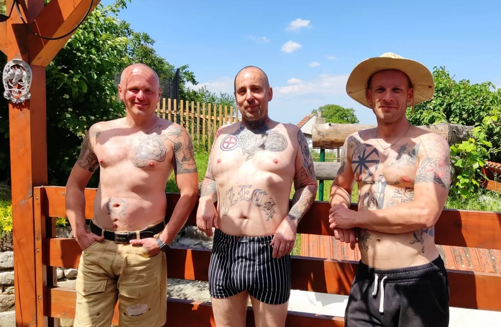 Miembros de Operace Artaban con sus tatuajes nazis