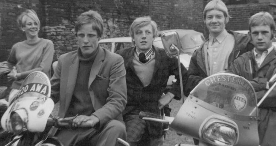 Mods ingleses con sus scooters. 