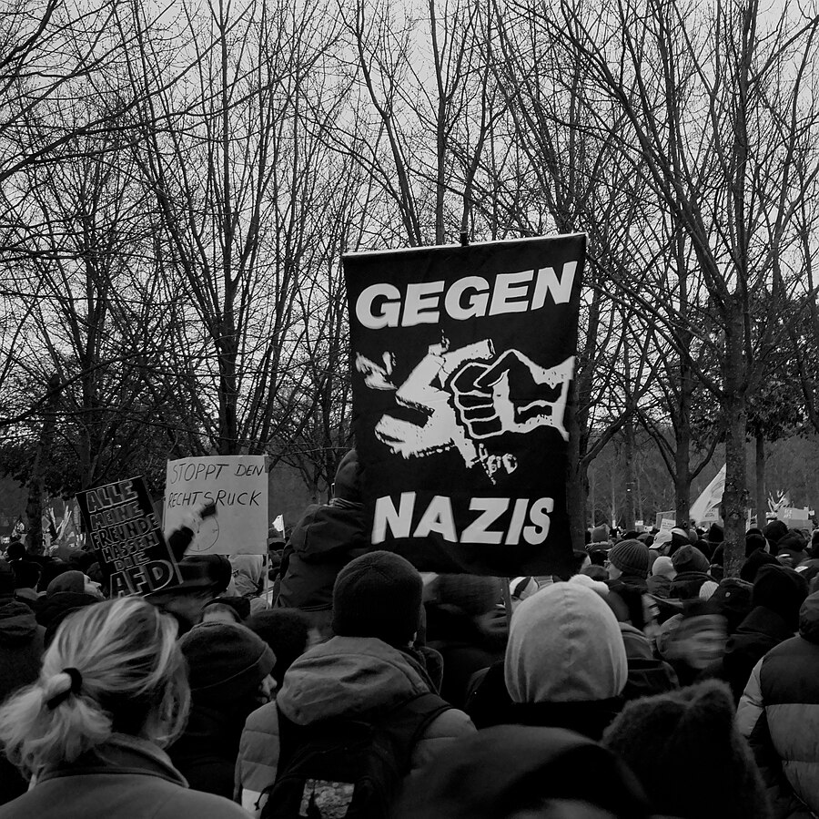 Manifestación con la bandera de Gegen Nazis