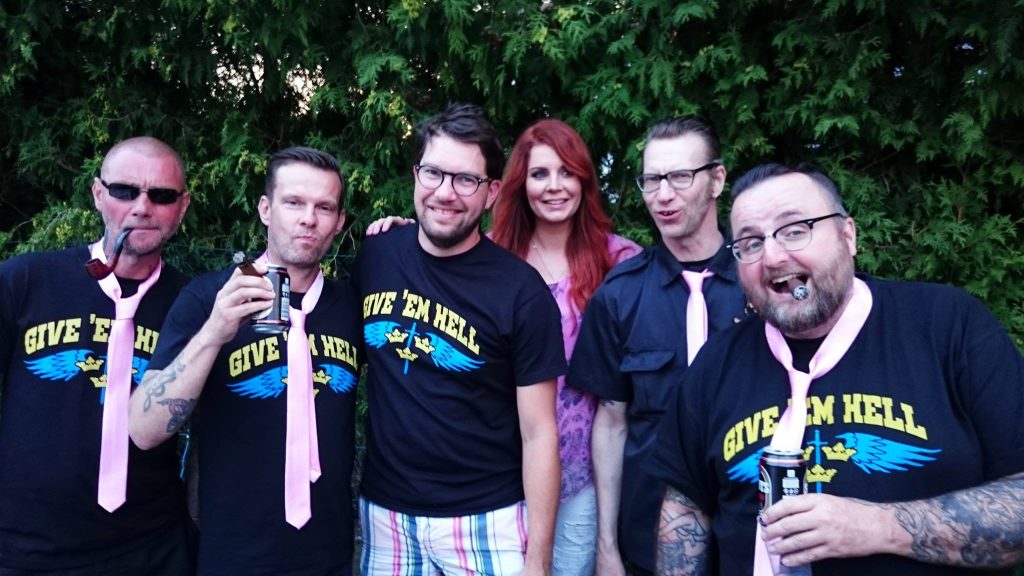 Jimmie Åkesson de Demócratas de Suecia junto a miembros de Ultima Thule.