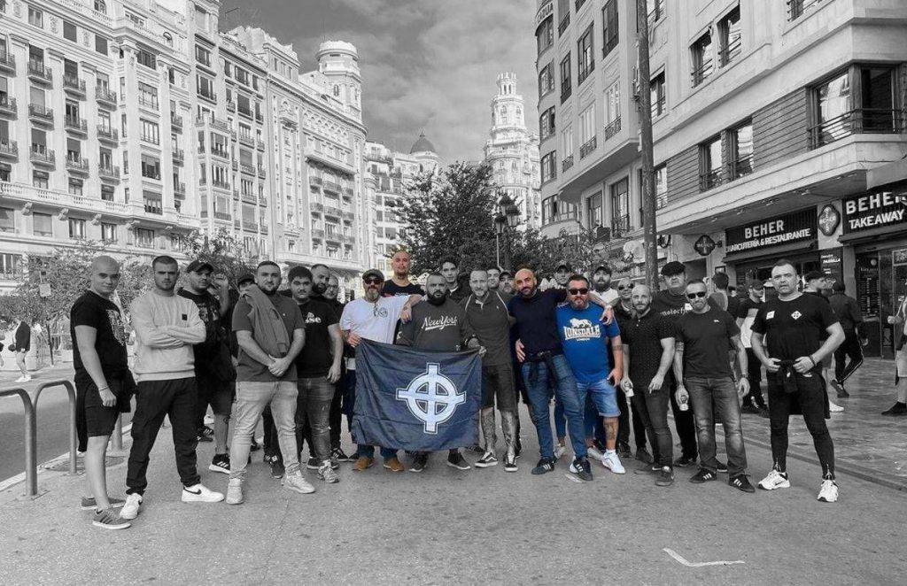 Miembros de Yomus, entre ellos Diego Ajado sosteniendo la bandera