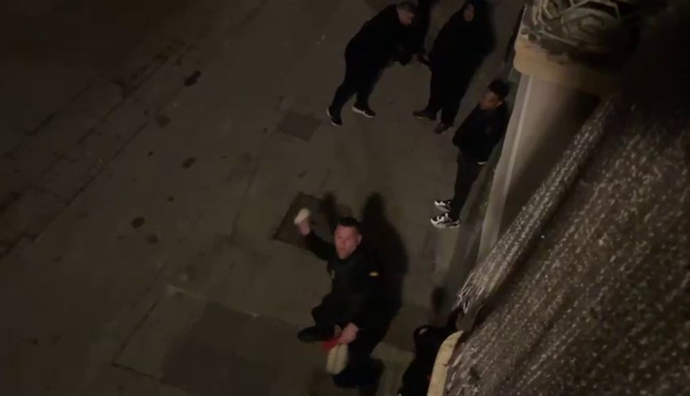 Miembros de desokupa atacan la leva